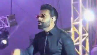 pablo_IkCmtBz_widemd Arrochou! Pablo perde a paciência com fã na plateia e dispara: "Meta no seu c*"; assista