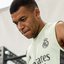Após internação, Mbappé reaparece em treino e mudança física surpreende