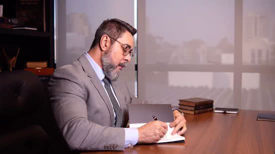 Juíz Marcelo Bretas assinando um livro - Reprodução / Redes Sociais / Instagram / @mcbretas