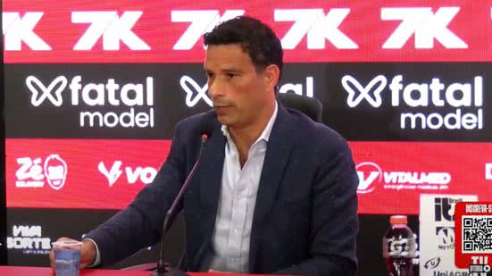 Novo executivo de futebol em coletiva para a imprensa nesta segunda-feira (02) - Reprodução / Redes Sociais / YouTube / @TVVitóriaOficial