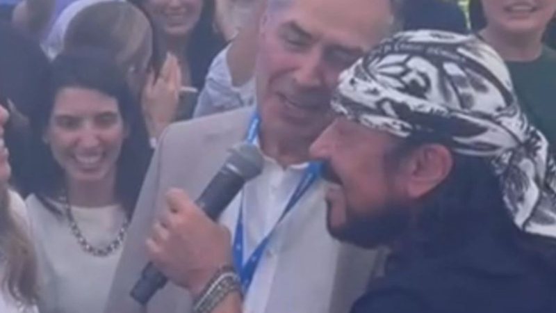 Imagem Fã de carteirinha! Presidente do STF canta com Bell Marques durante evento em SP; assista