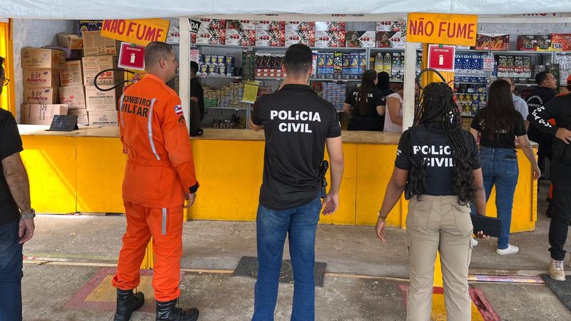 Imagem Quatro estabelecimentos são fechados e 70 mil fogos apreendidos durante operação em Salvador e RMS