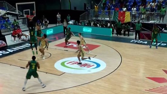 Imagem Jogador se confunde, enterra na própria cesta e seleção sofre virada contra a Austrália; assista