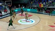Imagem Jogador se confunde, enterra na própria cesta e seleção sofre virada contra a Austrália; assista