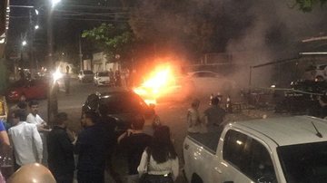 Imagem Vídeo: carro pega fogo na frente do Bar Preto e clientes se desesperam