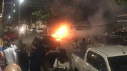 Imagem Vídeo: carro pega fogo na frente do Bar Preto e clientes se desesperam