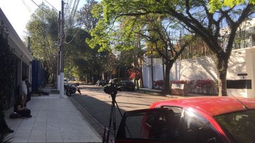 Imagem    Jornalistas se concentram na porta da casa de Joesley, em São Paulo