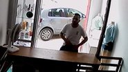Imagem Vídeo: assaltante ameaça balconista e rouba celular no bairro de Vida Nova em Lauro de Freitas