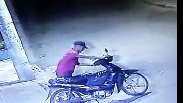 Imagem Vídeo: bandido furta motocicleta próximo ao Villa Bahiana em Itapuã