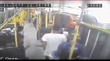 Imagem Vídeo: imagens de câmeras de segurança mostram assalto a ônibus que terminou com mulher morta