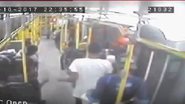 Imagem Vídeo: imagens de câmeras de segurança mostram assalto a ônibus que terminou com mulher morta