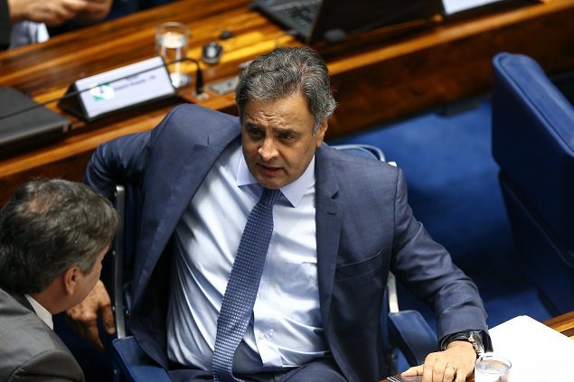 Imagem Aliados de Aécio tentam manter votação na terça-feira (17)