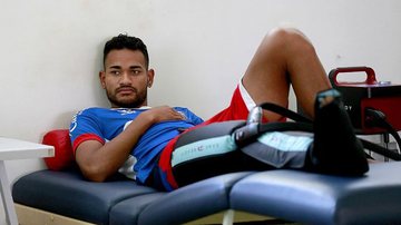 Imagem Sem sucesso com tratamento no Bahia, zagueiro faz nova cirurgia em São Paulo e só volta em 2018 