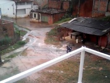 Imagem Vídeo: moradores do Vale dos Lagos reclamam de fedor causado por esgoto