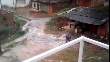 Imagem Vídeo: moradores do Vale dos Lagos reclamam de fedor causado por esgoto