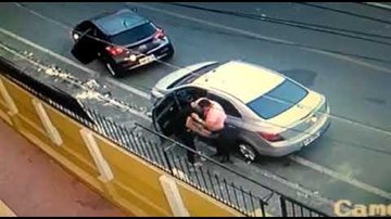 Imagem  Câmera flagra homens assaltando carro na Avenida Caminho de Areia; assista