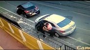 Imagem  Câmera flagra homens assaltando carro na Avenida Caminho de Areia; assista