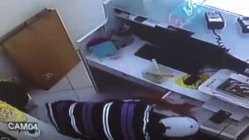 Imagem Vídeo: Homem é flagrado roubando ótica em Lauro de Freitas 