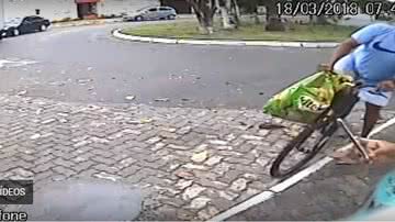 Imagem  Mulher é assaltada dentro de condomínio em Stella Maris; assista