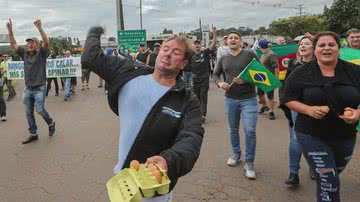 Imagem Caravana de Lula é recebida com pedras e ovos em Santa Catarina