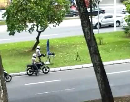 Imagem  Vídeos: quadrilha é flagrada quebrando radares em bairros de Salvador 