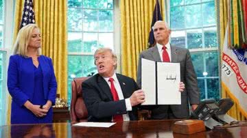 Imagem Trump assina ordem para manter crianças migrantes detidas junto com os pais