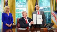 Imagem Trump assina ordem para manter crianças migrantes detidas junto com os pais