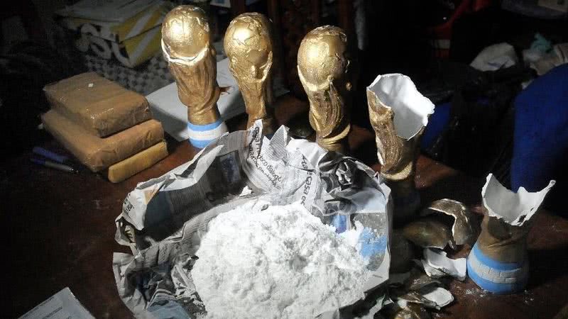 Imagem Argentinos são presos por traficar drogas em réplicas da taça da Copa