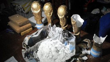 Imagem Argentinos são presos por traficar drogas em réplicas da taça da Copa