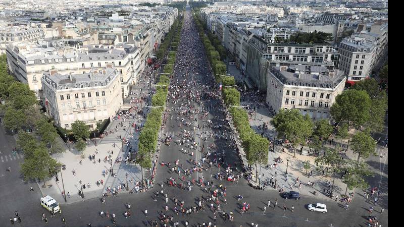 Imagem Multidão de franceses toma a Champs-Élysées em festa do bi da Copa