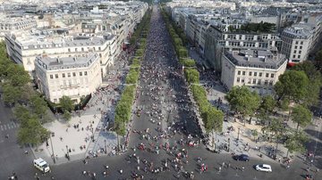 Imagem Multidão de franceses toma a Champs-Élysées em festa do bi da Copa