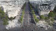 Imagem Multidão de franceses toma a Champs-Élysées em festa do bi da Copa