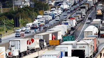 Imagem Com caminhoneiros, economia cai quase 1% no segundo trimestre, diz BC