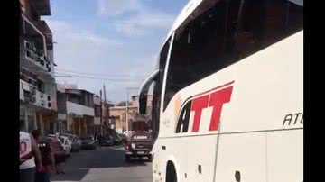 Imagem Vídeo: ônibus do Bahia chega ao Barradão escoltado pela Polícia Militar