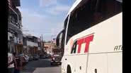 Imagem Vídeo: ônibus do Bahia chega ao Barradão escoltado pela Polícia Militar