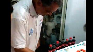 Imagem Vídeo: Rui Costa é surpreendido com bolo de aniversário na Osid durante o Bonfim