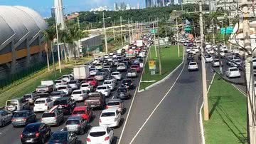 Imagem Passageiro é baleado após reagir a assalto dentro de ônibus na Paralela
