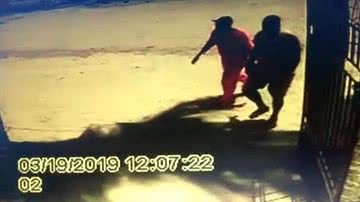 Imagem Dupla assalta empresário e leva R$ 11 mil em Salvador. Assista