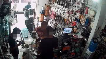 Imagem Vídeo: homem furta caixa de som avaliada em R$ 1,2 mil na Boca do Rio