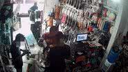 Imagem Vídeo: homem furta caixa de som avaliada em R$ 1,2 mil na Boca do Rio
