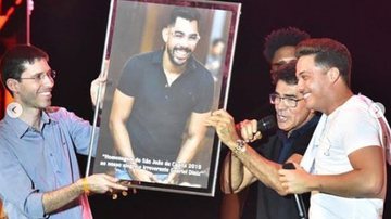 Wesley Safadão homenageia Gabriel Diniz em show com a presença do pai do  artista