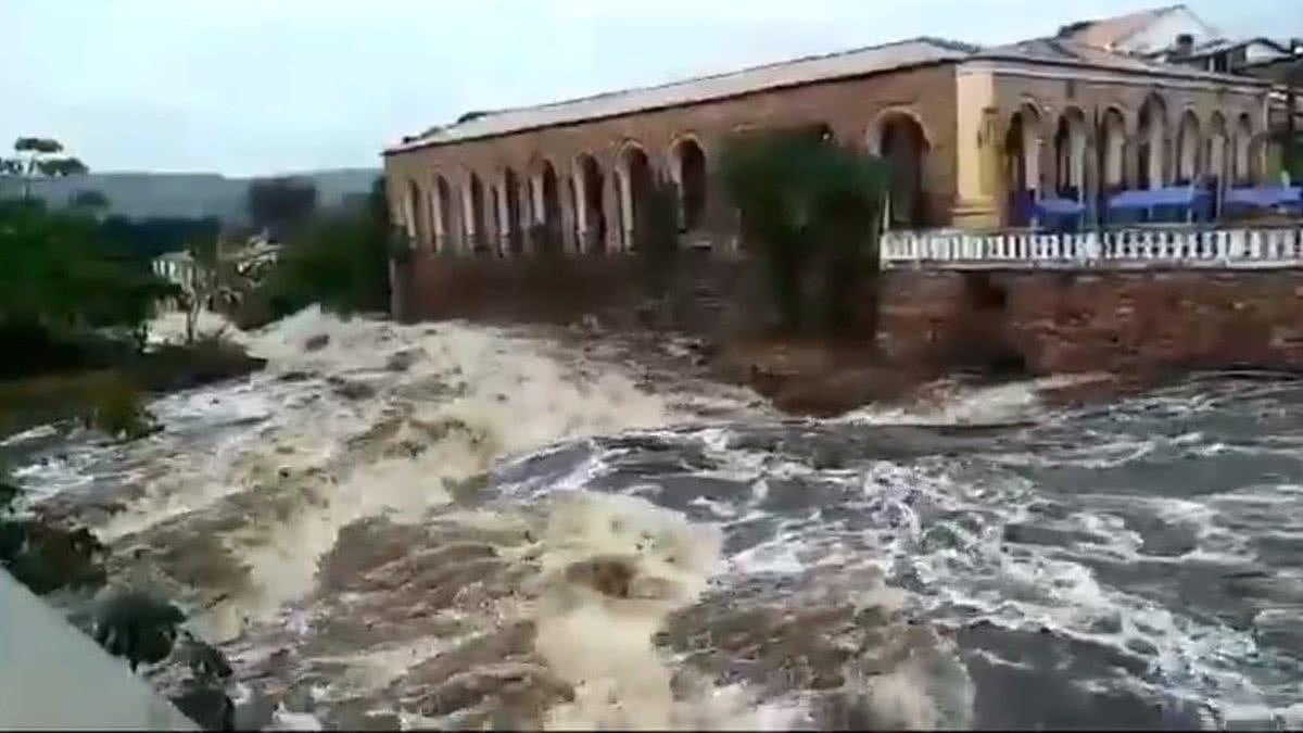 Chuva Forte: Rio Transborda e Alaga Ruas em várias Cidades da Região Nordeste de Minas. Chuva Forte: Rio Transborda e Alaga Ruas em várias Cidades da Região Nordeste de Minas. Balanço