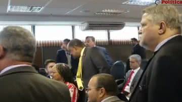 Imagem Deputados discutem e se desentendem na AL-BA 