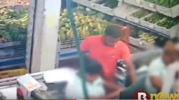 Imagem Homem rende funcionárias e rouba mercado no IAPI; assista