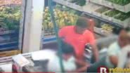Imagem Homem rende funcionárias e rouba mercado no IAPI; assista