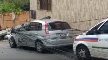 Imagem  Poste cai e atinge carro no Engenho Velho de Brotas 