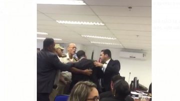 Imagem Juíza expulsa advogado de sessão após confusão no Fórum do Imbuí; veja vídeo 