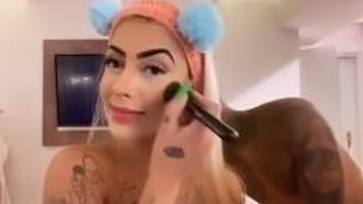 Mc Mirella aparece gemendo em vídeo ao ser surpreendida por namorado e  choca a internet