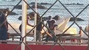 Imagem Vídeo: Agentes da prefeitura quebram sombreiros de restaurante em Itapuã