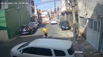 Imagem Homem armado assalta casal de idosos na porta de casa em Matatu de Brotas; veja vídeo
